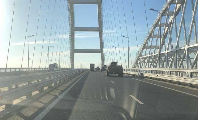 Для этого и строили: появилось видео с колонной военной техники на Керченском мосту