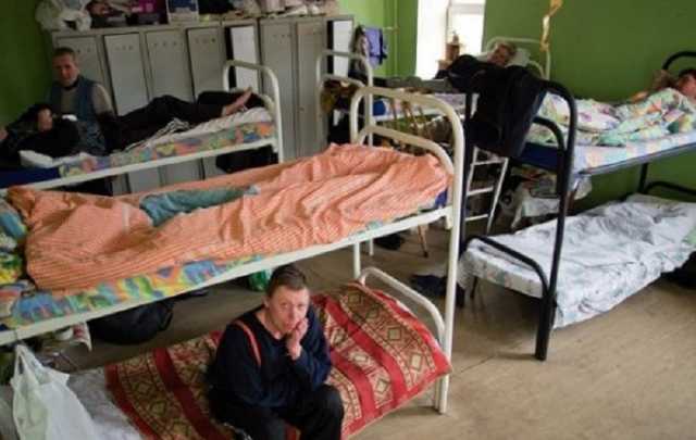 Луганчане ради украинских выплат готовы на все – даже спать в грязных ночлежках