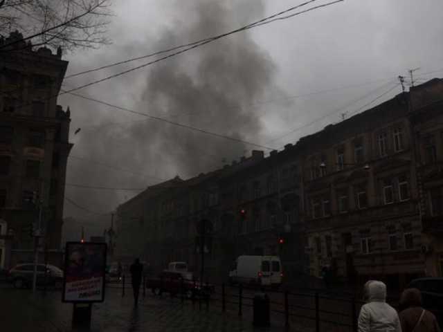 В центре Львова горит здание