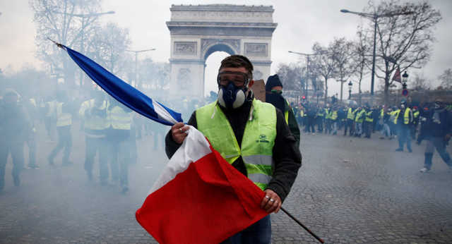 В Париже во время протеста "желтых жилетов" ограбили Apple store