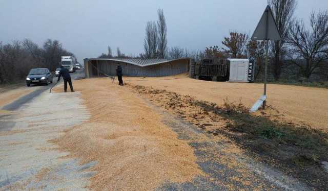 В ДТП под Николаевом попал седельный тягач с кукурузой