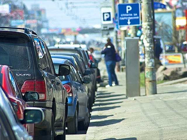 В Киеве “герой парковки” устроил себе гараж на тротуаре