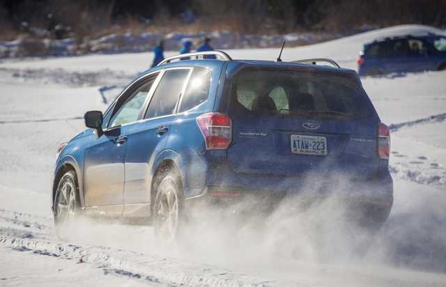 Эксперты показали, почему нельзя ставить зимнюю резину только на переднюю ось автомобиля