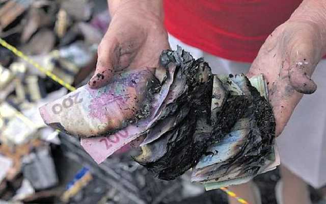 Украинцы смогут сдавать поврежденные купюры не во все банки