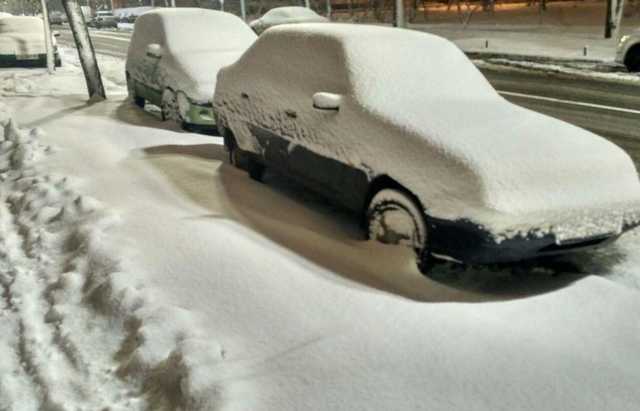 Вторые сутки снегопада в Киеве: город скован пробками и авариями