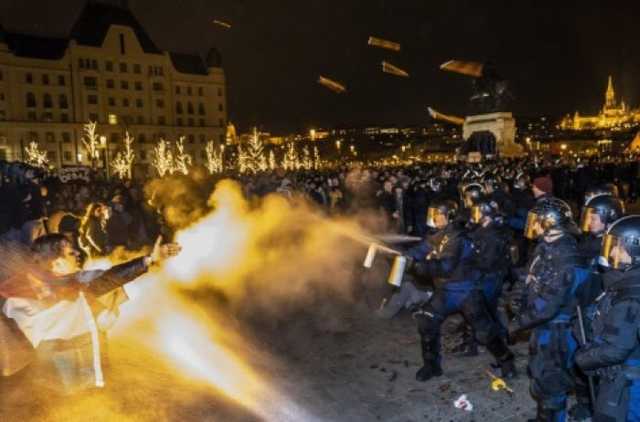 В Будапеште акцию протеста полиция разгоняла слезоточивым газом