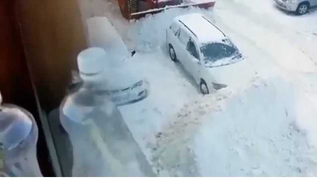 В Виннице коммунальщик отомстил водителю, мешавшему убирать снег