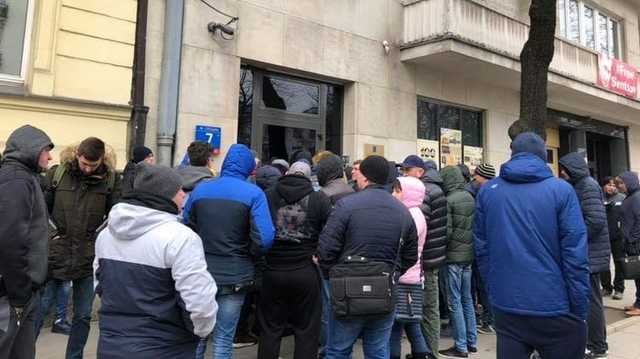 За $500 — «на консульский учет» в Польше. Евробляхеры нашли способ избежать растаможки