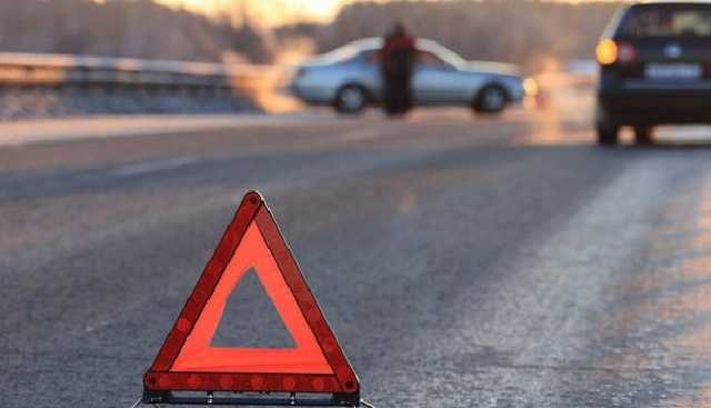 В Чернигове водитель не рассчитал скорость и врезался в припаркованную полицейскую машину
