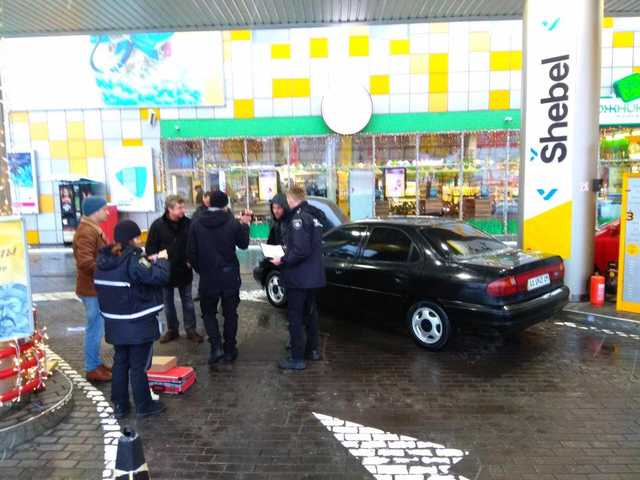 Бандиты в масках пытались ограбить заправку в Киеве