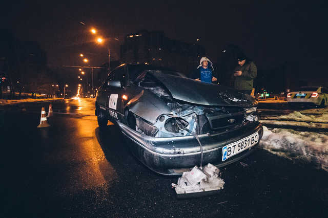 В Киеве на Позняках Uber влетел в Toyotа: пострадала девушка