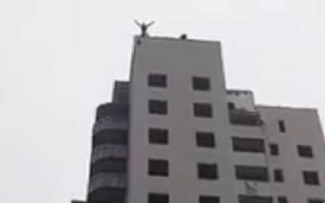 В ’’ДНР’’ парень спрыгнул с высотки: видео 18+