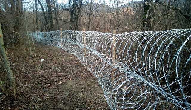 На Закарпатье пограничники установили забор из колючей проволоки