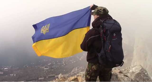 В оккупированном Крыму подняли флаг Украины и прочитали Шевченко