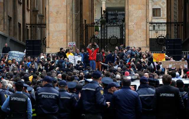 В Тбилиси оппозиция установила палатки напротив парламента, требуя досрочных выборов