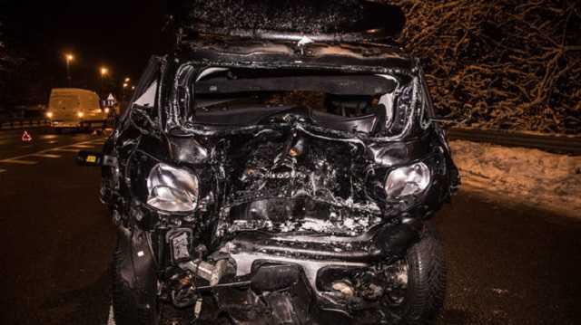 ДТП на Житомирской трассе: микроавтобус на скорости влетел в Citroen