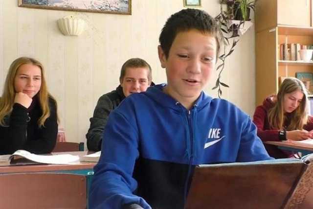 Сельские школьники сняли забавную пародию на хит "Плакала"