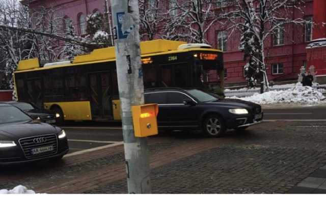 У Києві тестують кнопки виклику світлофора з індикатором спрацювання