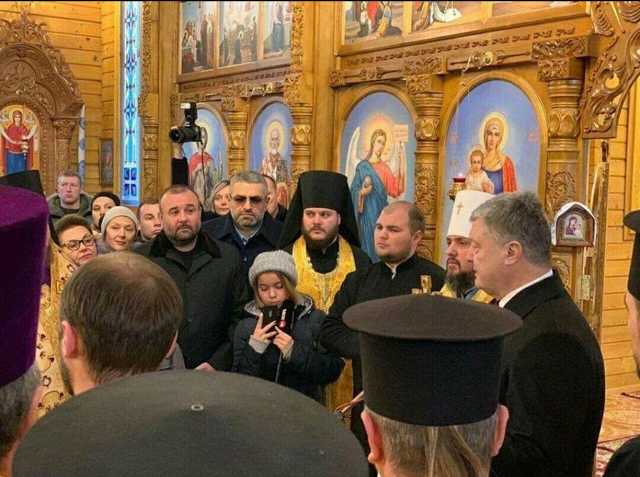 Порошенко помолился в Днепре в окружении Епифания и одиозного криминального авторитета