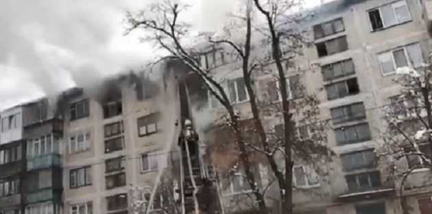 В Киеве вспыхнула квартира с ребенком внутри: видео пожара