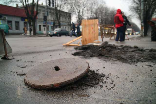 У центрі Києва провалився асфальт