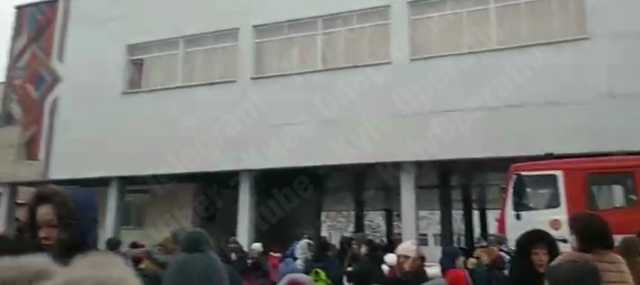 В Киеве горит школа: детей экстренно эвакуировали