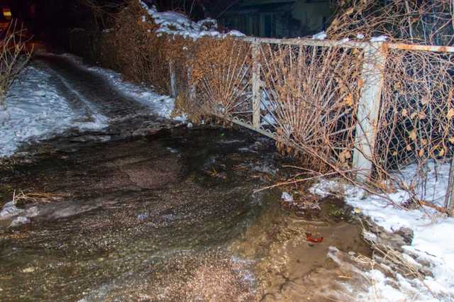 Ночью в Днепре произошел прорыв водопровода: улица превратилась в реку