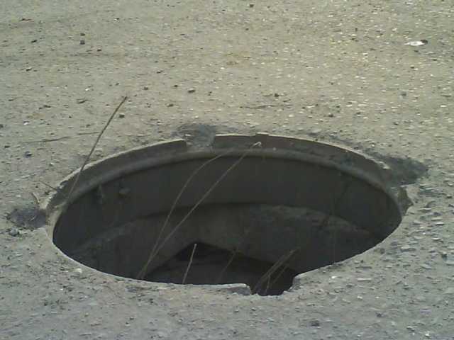 В Днепре мужчина провалился в канализационный люк