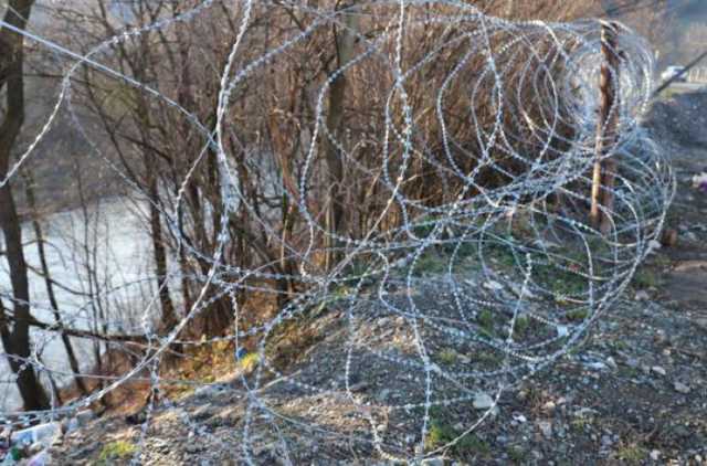 На Закарпатье село с алкоголиками отгородили колючей проволокой