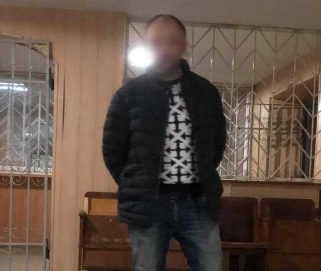 В Днепре мужчина сломал полицейскому нос и украл елку