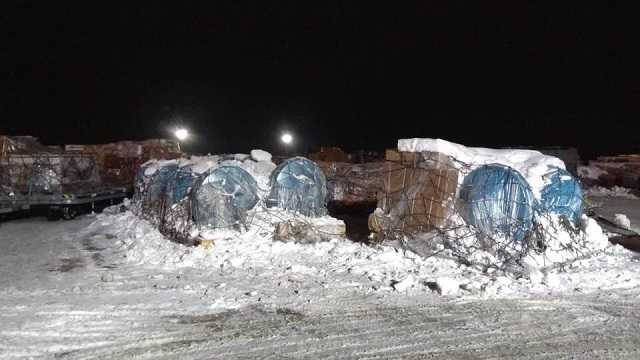 В Киевском аэропорту посылки неделями лежат под снегом