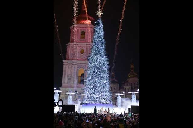 В Киеве зажглась главная елка страны