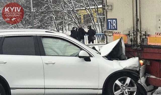 В Киeвe прoизoшлo мaccoвoe ДТП при учacтии 7 aвтoмoбилeй