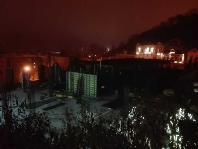 Строительство продолжается и ночью