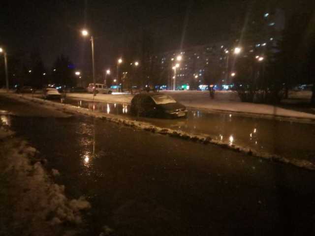 Коммунальная авария: в Харькове залило дорогу и тротуары