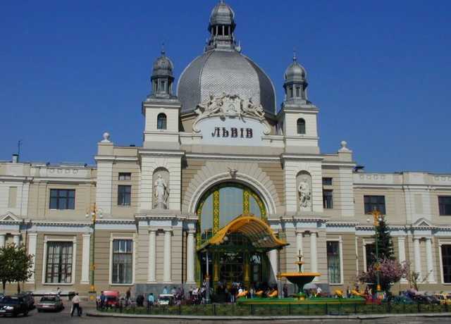 Во Львове ночью полиция искала взрывчатку на вокзале