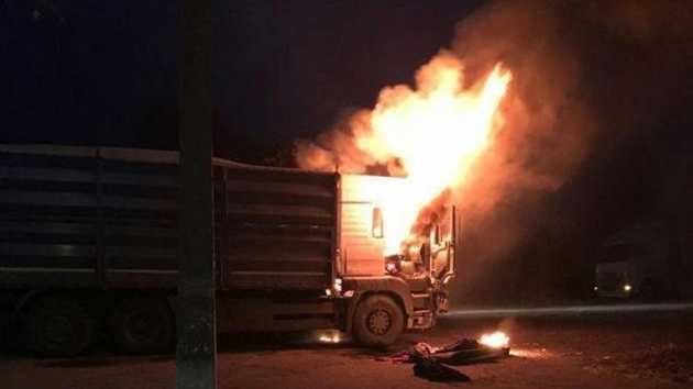 В Запорожской области на трассе загорелась фура