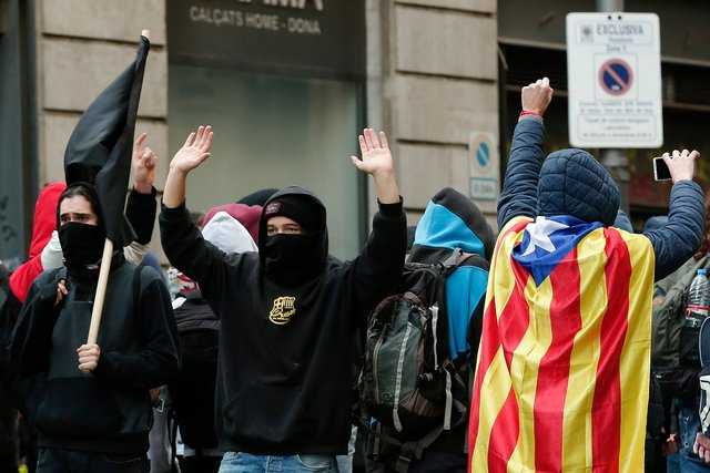 ’’Каталония — не Испания!’’ В Барселоне тысячи сепаратистов устроили беспорядки