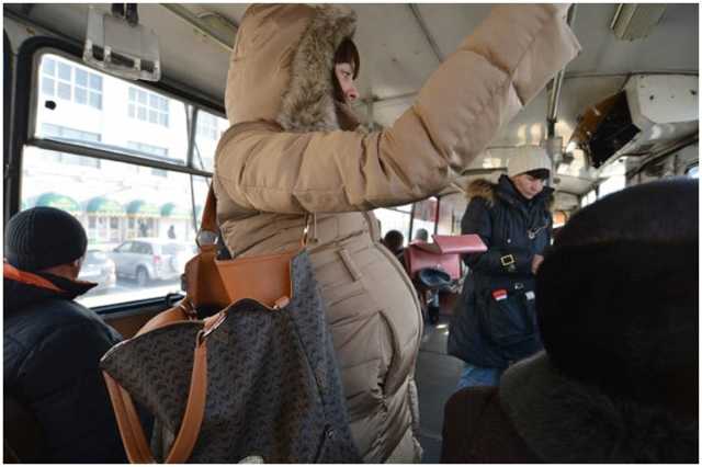 В Николаеве водитель маршрутки заставил стоять беременную женщину, а затем оскорбил ее