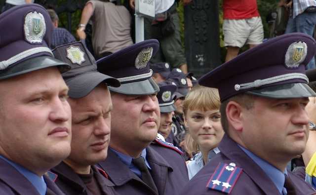 Пятеро из шестерых полицейских, избивавших людей в метро Харькова, освобождены из-под стражи