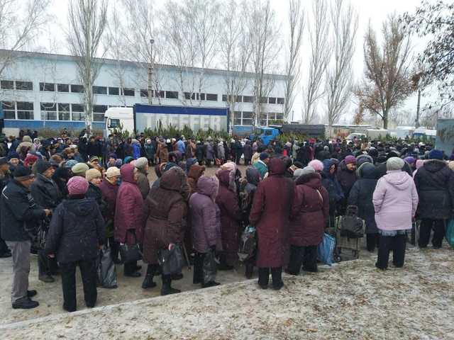 В окупованому Луганську утворилася величезна черга за яйцями, – соцмережі