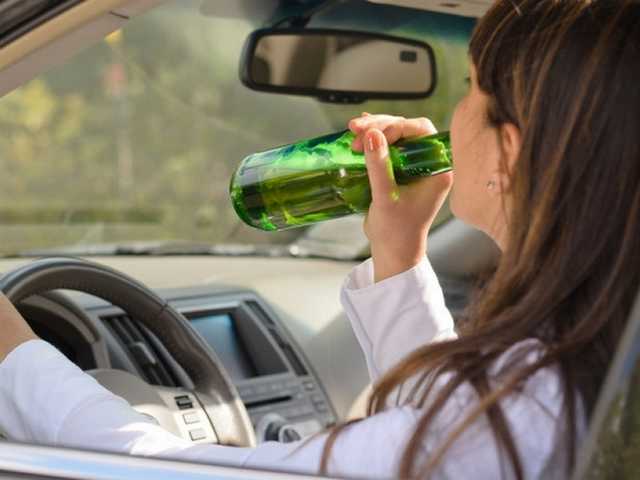 В Киеве пьяная женщина-водитель выехала на встречную полосу и разбила три автомобиля