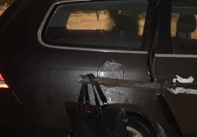 Ограждение пробило салон: В Киеве Volkswagen попал в жуткое ДТП из-за гололеда