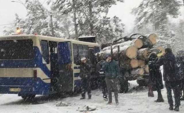 Под Киевом маршрутка в пассажирами влетела в трактор, перевозивший бревна: есть пострадавшие