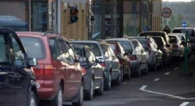 На границе с Польшей сотни автомобилей и десятки автобусов застряли в предпраздничных пробках
