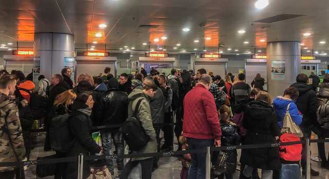 Українці масово повертаються на свята додому: в "Борисполі" величезні черги