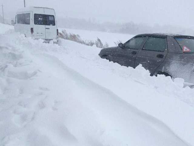 На дороге в Харьковской области в снегу застряли три маршрутки