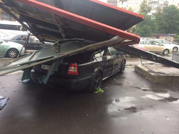 На Херсонщині білборд впав на автомобілі