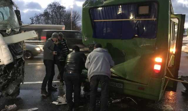 Масштабное ДТП под Киевом: на Бориспольской трассе грузовик протаранил маршрутку
