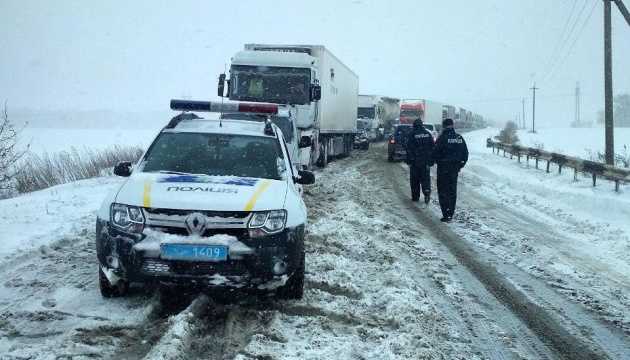 Поліція повідомила, на яких дорогах можна “вскочити” у снігову пастку